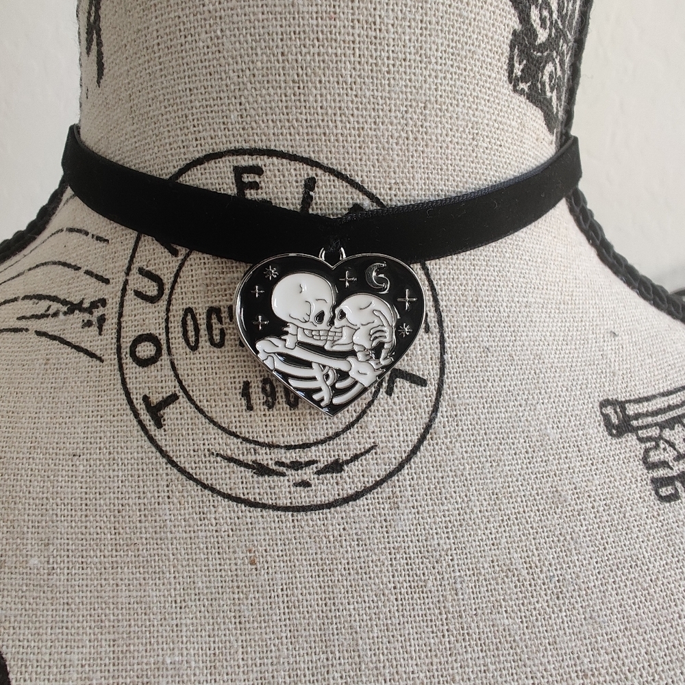 🆕 Heart w/ kissing Skeletons hand crafted Gothic velvet choker necklace (2/$15)